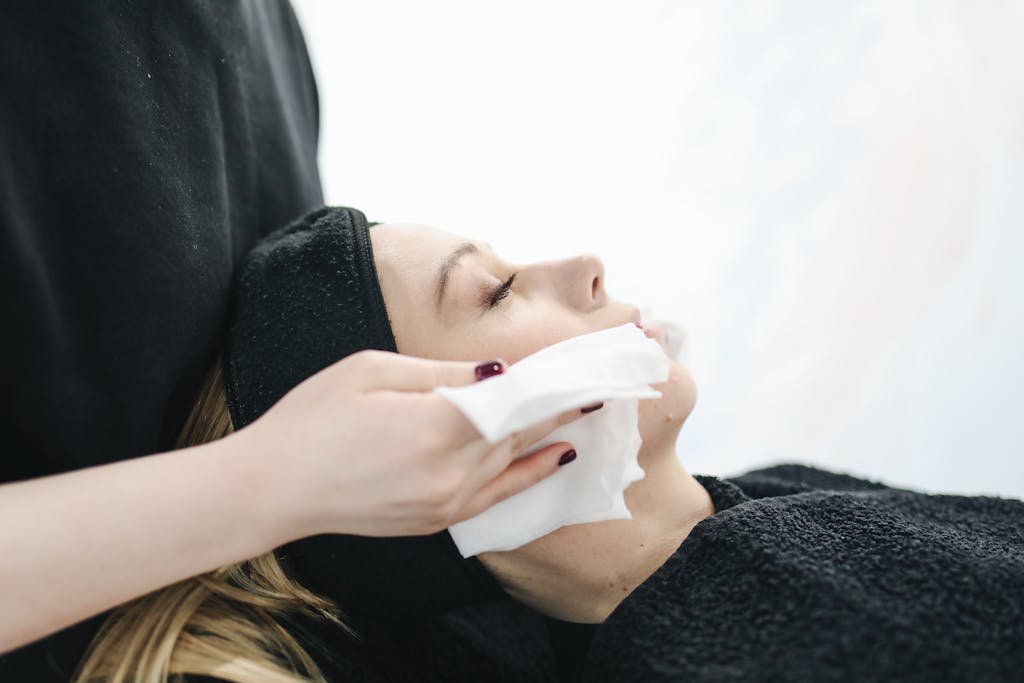 How To Treat Closed Comedones- 4 Expert Tips for a glowing skin